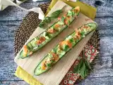 Castraveți umpluți cu orez, somon afumat, avocado și mentă