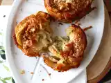 Cruffins - combinația dintre un croissant și o brioșă, versiunea cu parmezan și mozzarella