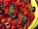Rețetă Salată de fructe roșii: căpșuni, zmeură, cireșe și pepene verde, perfectă pentru vară!