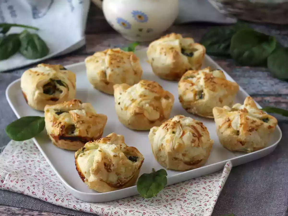 Mini plăcinte pufoase cu spanac și brânză de capră